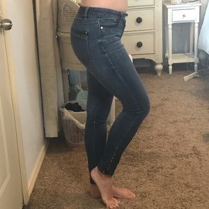 🎁 WHBM Leather Trim Skimmer Jeans